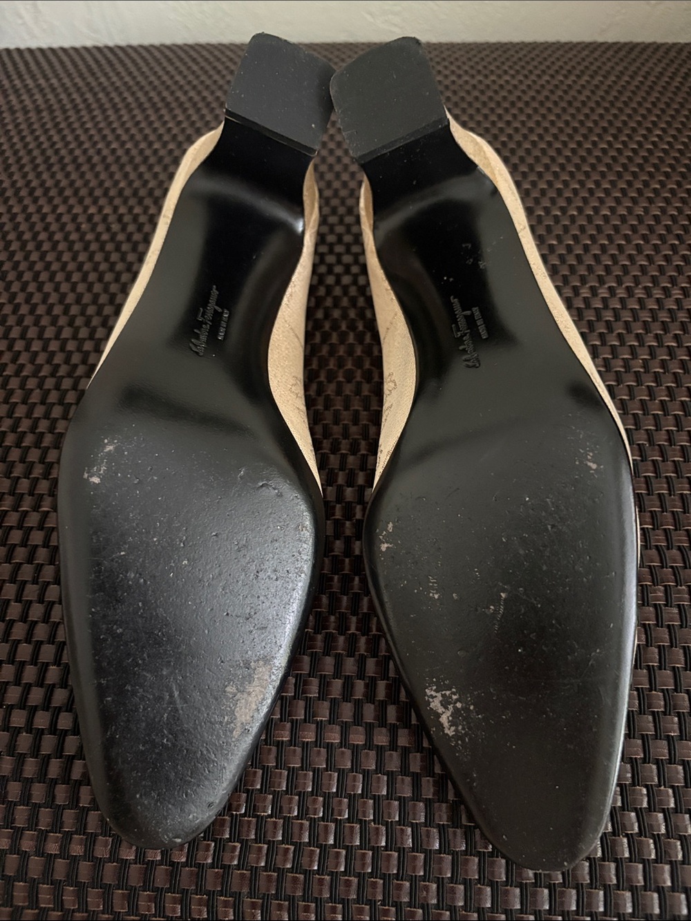 Salvatore Ferragamo Embroidered Cream /Gold Women's Pumps, Sz 7 1/2 B - Picture 9 of 12
